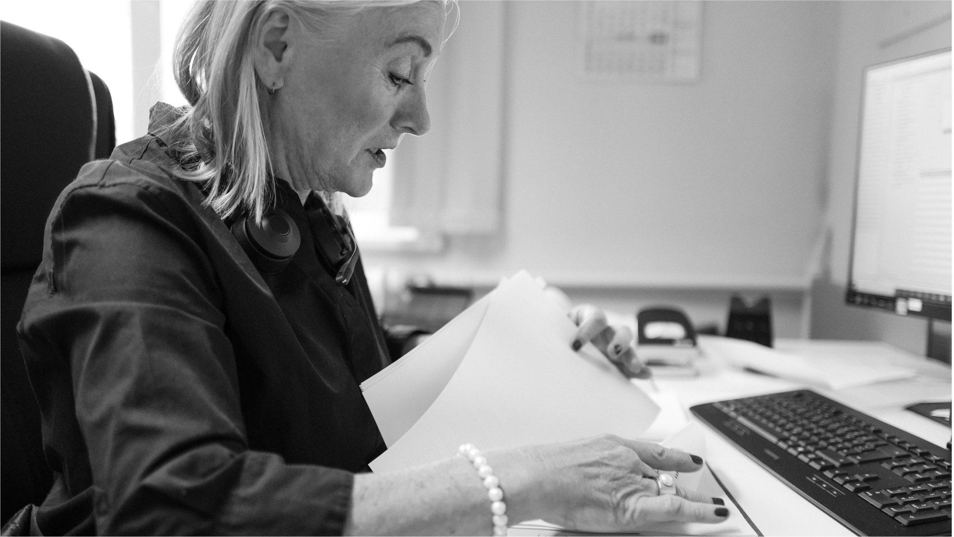 Blonde Frau mit Perlenarmband